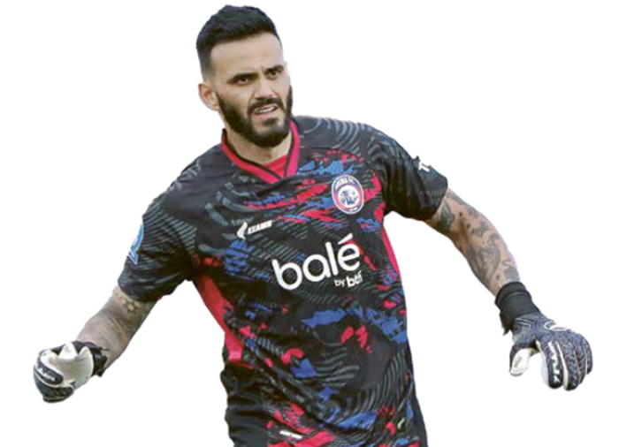 PERMINTAAN TERWUJUD: Kiper Arema FC Lucas Frigeri berusaha melepaskan umpan dalam laga BRI Super League melawan Madura United di Stadion Kanjuruhan, pekan lalu.