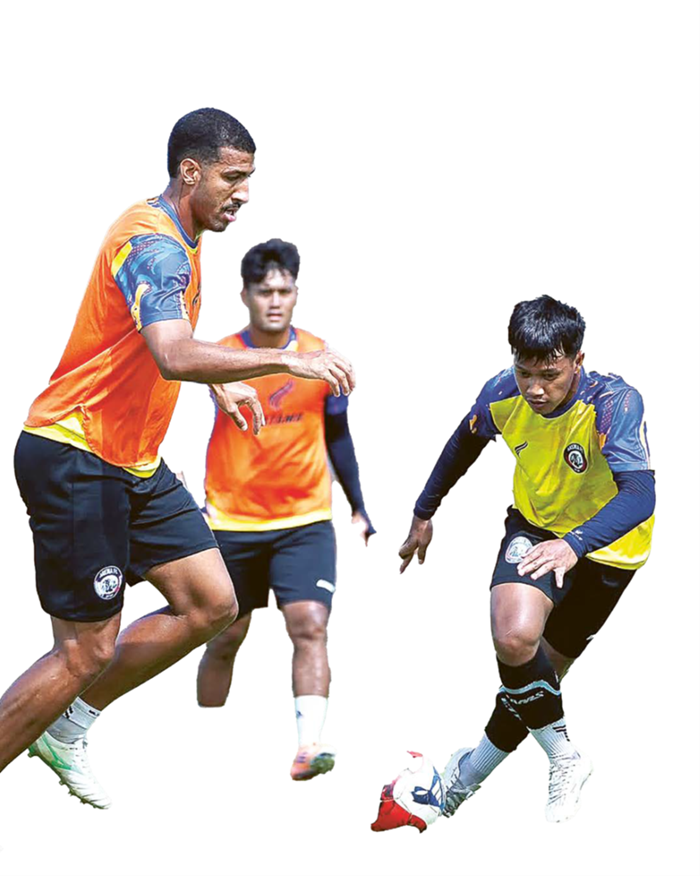 HARUS WASPADA: Yann Motta (kiri) berusaha melewati Fikri Arjinan dalam sesi latihan Arema FC di Dreams Football Pitch, beberapa waktu lalu.