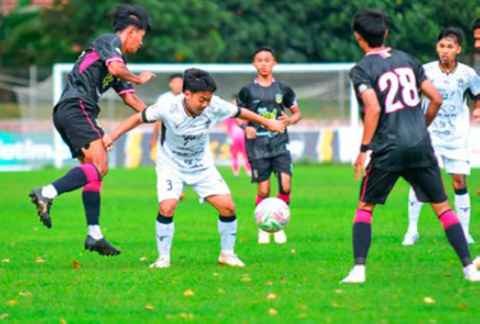 TAMBAH KEKUATAN: Pemain Persekam Malang (kanan) berusaha lepas dari penjagaan penggawa Malang United dalam laga Liga 4 Regional Jatim.