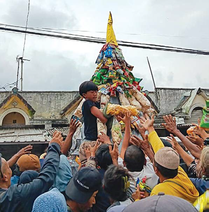 IKHTIAR PEMKAB: Warga berebut gunungan dalam Haul Mbah Sogol di Kecamatan Gondanglegi pada pertengahan 2025 lalu. Kegiatan itu bakal dimasukkan dalam kalender event tahun depan.