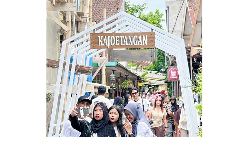 TEMPO DULU: Beberapa remaja menikmati musim libur di kampung heritage Kajoetangan, Kota Malang kemarin (27/12).