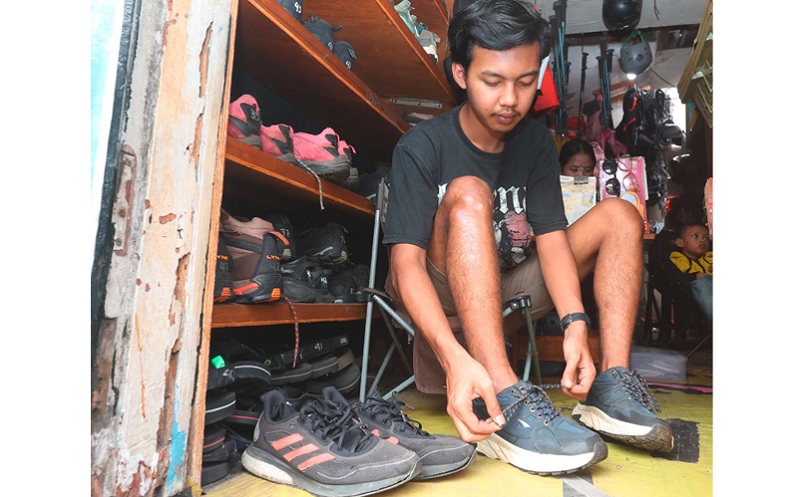 PRAKTIS: Seorang penyewa menjajal sepatu trail run yang disediakan Shankara Adventure.