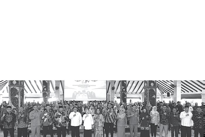 PENYEGARAN PENGURUS: Peserta Musda Dewan Koperasi Indonesia Daerah (Dekopinda) Kabupaten Malang foto bersama di Pendapa Agung, Selasa lalu (23/12).