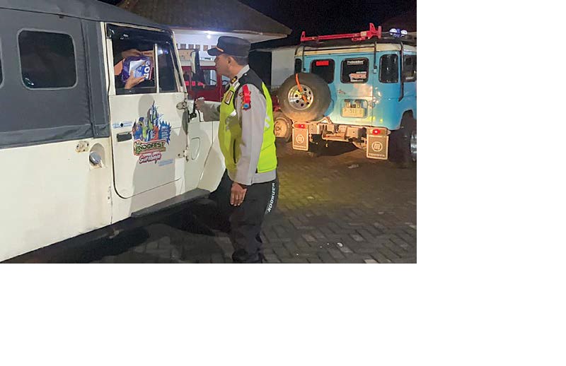 LANGKAH PENCEGAHAN: Personel Satlantas Polres Malang memberi imbauan kepada para pengemudi mobil jip di Pos Pelayanan Gubugklakah, beberapa waktu lalu.