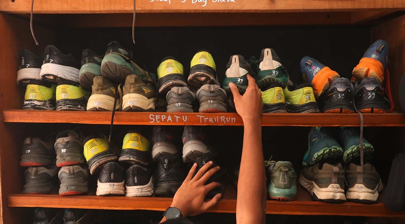 MAKIN DIMINATI: Deretan sepatu trail run tersusun rapi di rak Shankara Adventure kemarin. Dengan menggeliatnya olahraga lari membuat usaha sewa sepatu running ikut menjamur di Kota Malang.