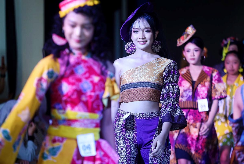 FASHION SHOW: Para remaja dari berbagai daerah di Jatim dan Jateng mengikuti lomba modeling di Malang Creative Center (MCC), Jalan Ahmad Yani kemarin (28/12).