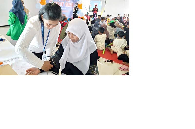 DETEKSI DINI: Anak-anak menjalani skrining kesehatan ginjal di gedung Malang Creative Center (MCC) kemarin.