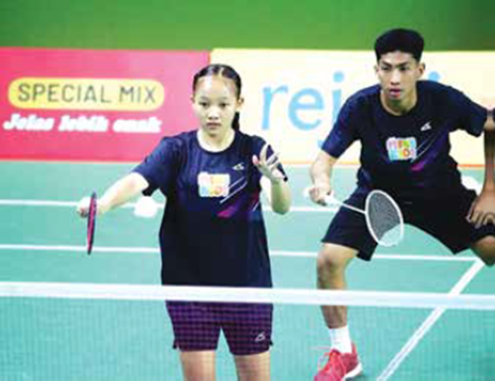 PERFORMA POSITIF: Atlet Bulu Tangkis Kabupaten Malang Kinanti Bintang Ayuningtyas (kiri) melakukan servis dalam ajang Kejurnas PBSI 2025 di GOR Malang Badminton Arena, 20 Desember lalu.