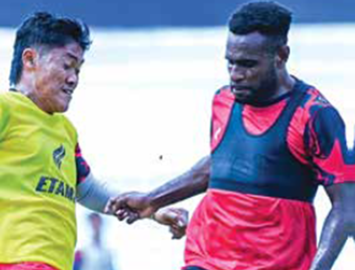 JADI PENONTON: Samuel Balinsa (kanan) berebut bola dengan winger Arema FC Dwiki Mardiyanto dalam sesi latihan di Stadion Gajayana, pekan lalu.