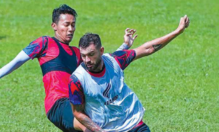 PERAN BARU: Ian Puleio (kiri) berusaha melewati Dendi Santoso dalam sesi latihan di Stadion Gajayana, beberapa waktu yang lalu.