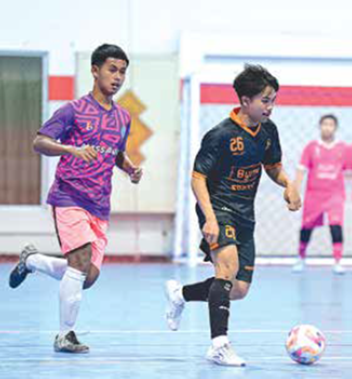 SIAP BERSAING: Pemain Sparta FC (kanan) berusaha lepas dari kawalan penggawa Massanda FC dalam laga di Unggul Sports Center, Kabupaten Malang, 15 Agustus lalu.