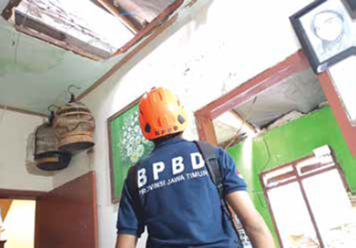 KEJAD IAN KETIGA: Petugas BPBD Kabupaten Malang mengecek kondisi atap salah satu rumah yang terdampak angin kencang di RT 6/RW 3, Kelurahan Pagentan, Singosari.