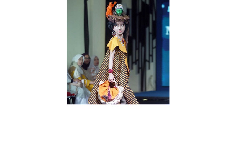 UNJUK GAYA: Salah satu peserta lomba modeling kategori A (anak-anak) menunjukkan penampilan terbaiknya di hadapan pengunjung kemarin.