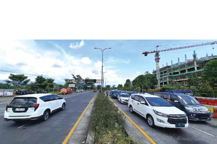 PADAT DI UTARA: Kepadatan tampak terlihat di exit tol Karanglo, Singosari, kemarin (28/12). Exit tol di sana menjadi yang paling banyak dimanfaatkan pengendara.