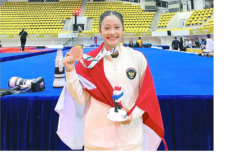 BERPRESTASI: Sasabilla Hadi Pamungkas memegang medali di sela berkompetisi di ajang SEA Games 2025 di Thailand, 20 Desember lalu.