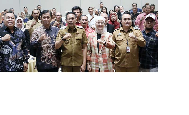 SOSIALISASI: Wali Kota Malang Wahyu Hidayat bersama Ketua DPRD Kota Malang Amithya (3 dan 4 dari kanan) Ratnanggani Sirraduhita di sela sosialiasasi UMK 2026 di Hotel Savana kemarin.
