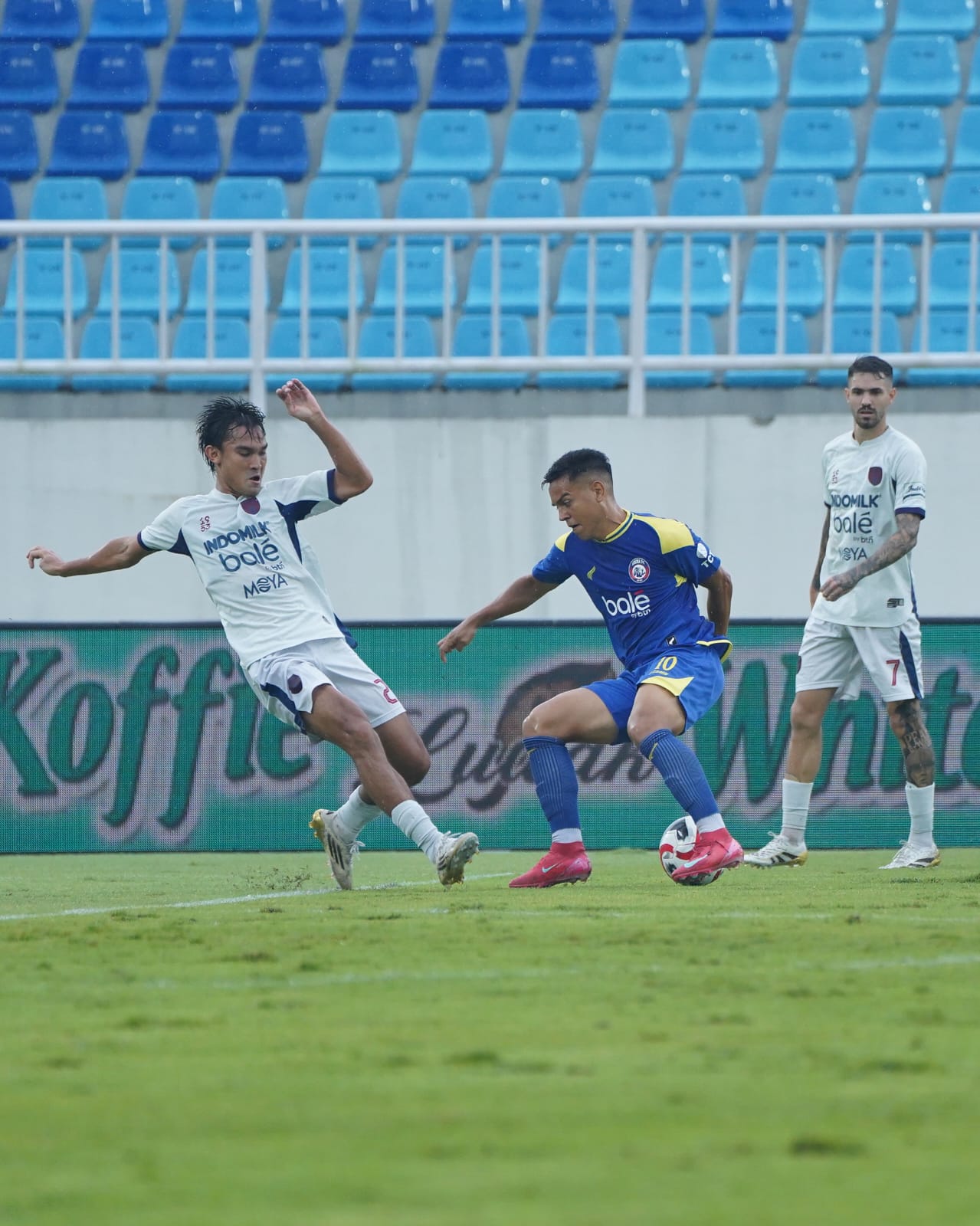Valdeci Moreira (kanan) berusaha melewati bek tengah Persita Tangerang Zalnandi (kiri) di Stadion Kanjuruhan, Kabupaten Malang, Selasa sore (30/12).