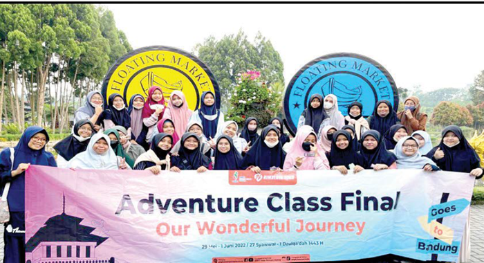 ADVENTURE CLASS: Siswa SMPIT Insan Permata berfoto bersama seusai mengikuti rangkaian Adventure Class Final bertajuk Our Wonderful Journey di Bandung.