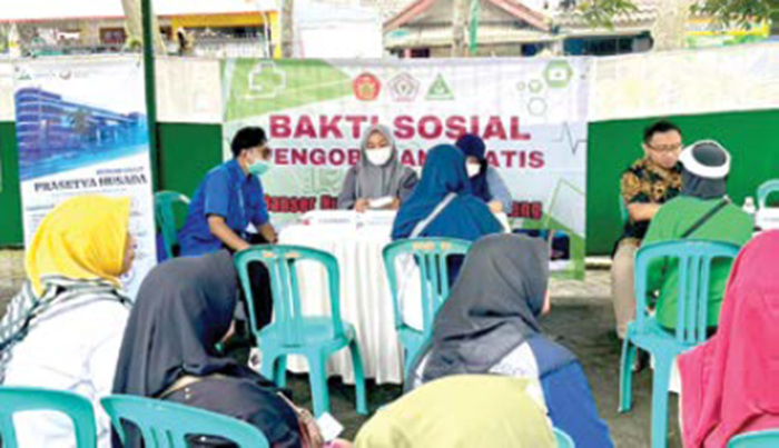 LAYANAN KESEHATAN: Warga Perumahan Griya Permata Alam memanfaatkan pemeriksaan kesehatan gratis dalam Harlah Ke-9 ARNU.