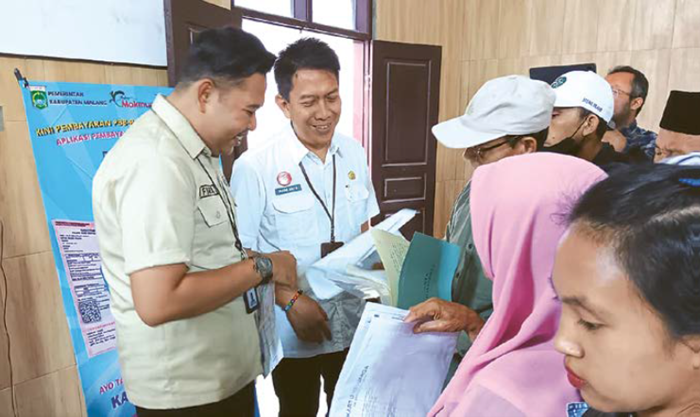 AKTIF MEMANTAU : Kepala Bapenda Kabupaten Malang Made Arya Wedanthara (dua dari kiri) ikut turut dalam Giat Bapenda Menyapa Warga (BMW) di Kantor Desa Pujon Lor, Kecamatan Pujon, beberapa waktu lalu.