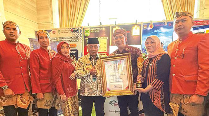 TERBUKTI BERDA MPAK: Bupati Malang H M. Sanusi (empat dari kiri) bersama Kepala Bapenda Made Arya Wedanthara menunjukkan piagam penghargaan dari Innovative Government Awards (IGA) 2025, beberapa waktu