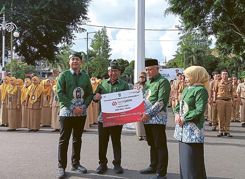 RUTIN SALURKAN CSR: Dari kiri, Pemimpin Bank Jatim Cabang Kepanjen Satria Dananjaya, Direktur Bisnis Menengah, Korporasi, dan Jaringan Bank Jatim Arif Suhirman, Bupati Malang H M. Sanusi serta Wakil