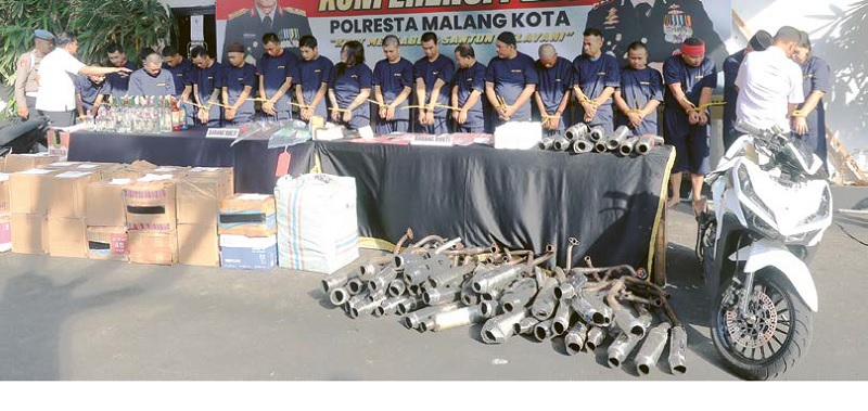 UNGKAP KASUS: Sejumlah tersangka tindak pidana dihadirkan dalam konferensi pers rilis akhir tahun di halaman Mapolresta Malang Kota, Selasa (30/12).