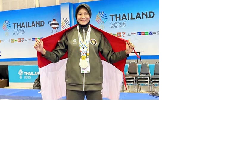 DEBUT DI SEA GAMES: Mutoharoh membentangkan bendera merah putih di Pacific Park Sriracha, Chonburi, Thailand, 19 Desember lalu.