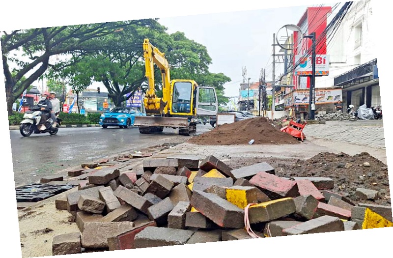 MOLOR: Sejumlah pekerjaan untuk proyek drainase di Jalan Soekarno- Hatta (Soehat) masih belum dituntaskan. Salah satunya pengecoran.