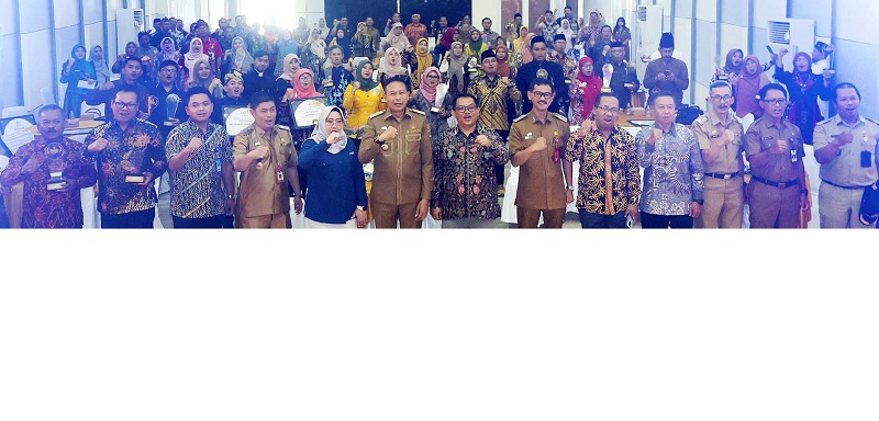 PAHLAWAN TANPA TANDA JASA: (1) Wali Kota Malang Wahyu Hidayat, (2) Direktur Jawa Pos Radar Malang Tauhid Wijaya, (3) Kepala Disdikbud Kota Malang Suwarjana, dan (4) Kepala Diskominfo Muhammad Nur