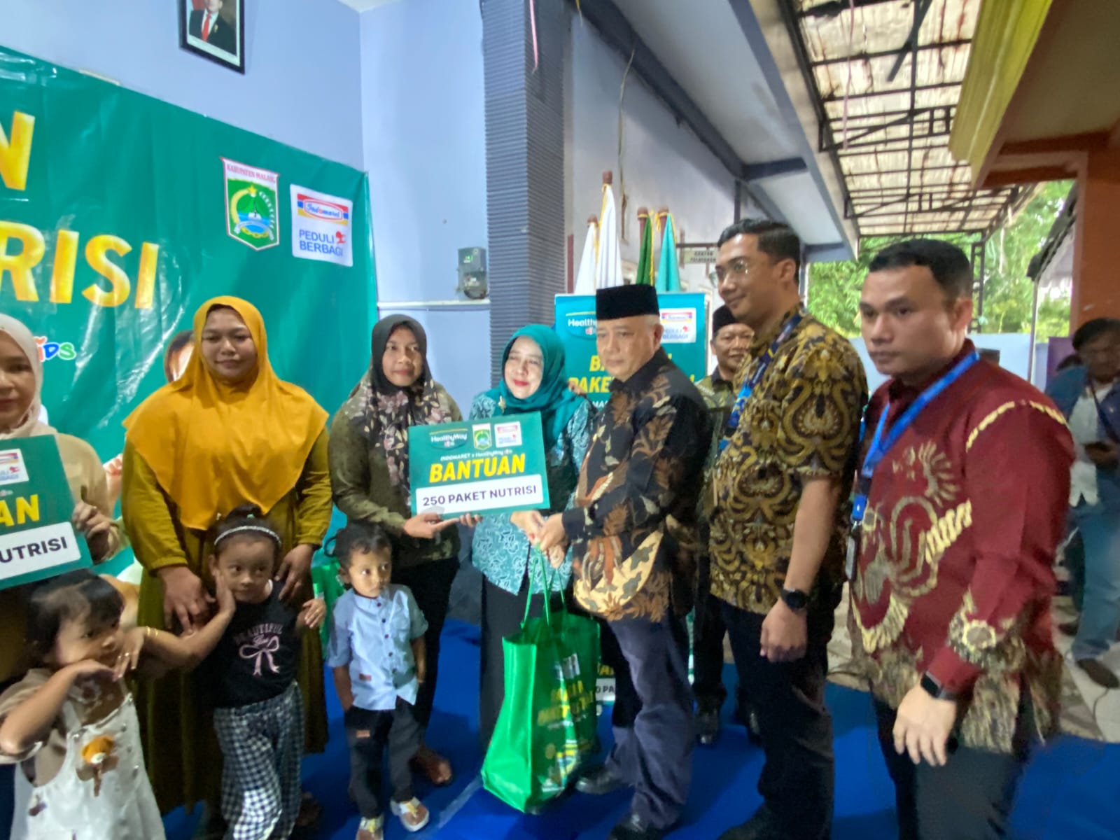 SIMBOLIK: Penyerahan bantuan kolaborasi Indomaret dan Tempo Scan Pasific.