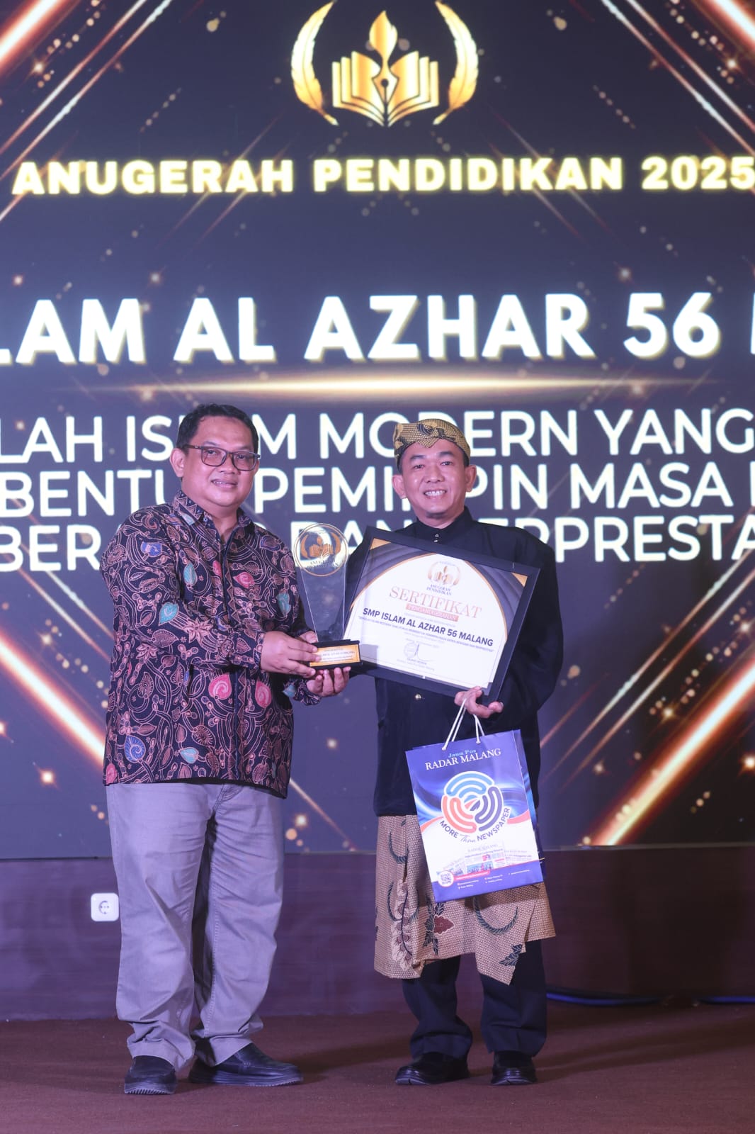 MEMBANGGAKAN: Direktur Jawa Pos Radar Malang Tauhid Wijaya menyerahkan penghargaan kepada SMP Islam Al Azhar 56 Malang.