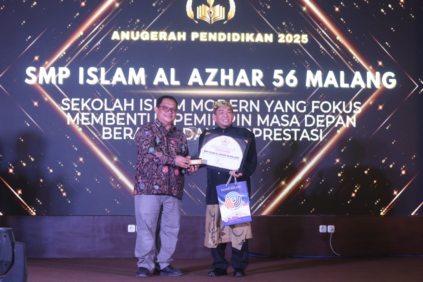MEMBANGGAKAN: Direktur Jawa Pos Radar Malang Tauhid Wijaya menyerahkan penghargaan kepada SMP Islam Al Azhar 56 Malang.