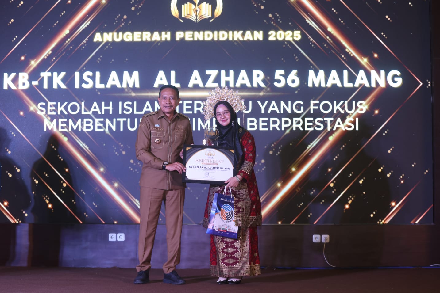 TERBAIK: Wali Kota Malang Wahyu Hidayat menyerahkan penghargaan kepada KB&ndash;TK Islam Al Azhar 56 Malang.