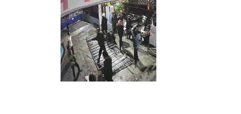 RICUH: Sejumlah orang terekam kamera CCTV memasuki lingkungan SMK Turen pada Minggu dini hari (28/12).