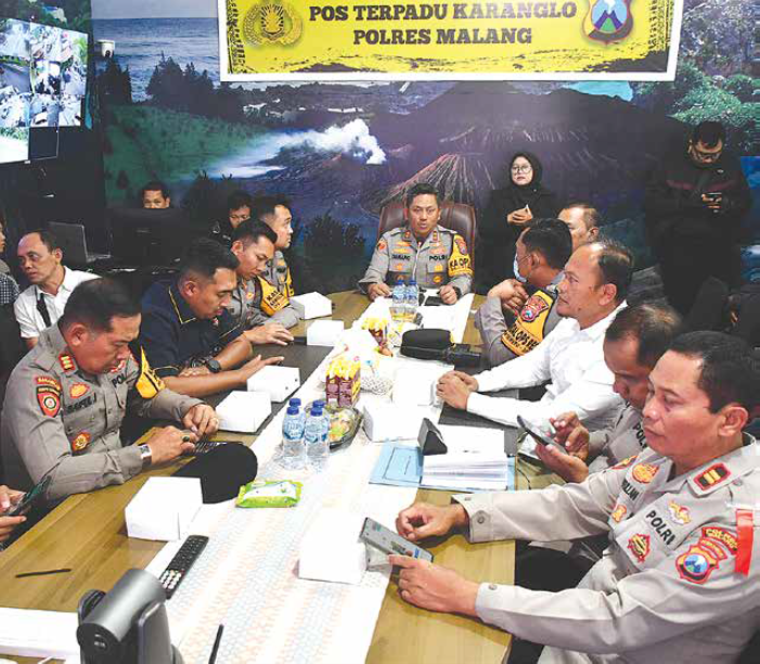 KLAIM RISIKO KEJA HATAN TURUN: Kapolres Malang AKBP Danang Setiyo (tengah) bersama jajaran menyampaikan memaparkan terkait tingkat kejahatan di wilayah hukum Polres Malang selama setahun, kemarin.