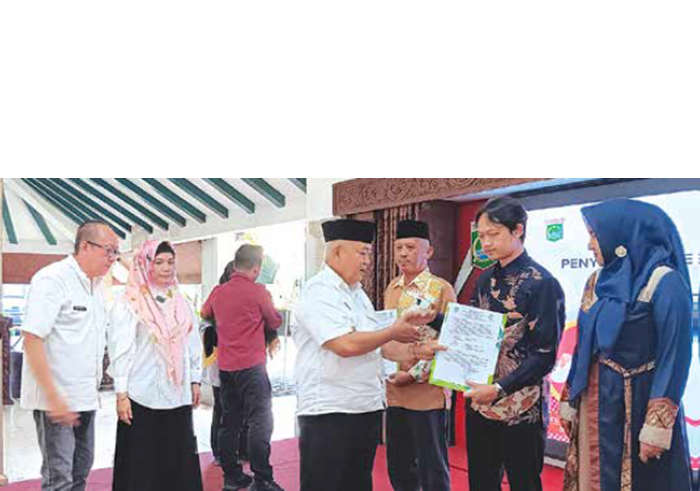 JA GA KUA LITAS: Bupati Malang H.M Sanusi (tengah) didampingi Kepala Dinkes Kabupaten Malang drg Wiyanto Wijoyo (kiri) menyerahkan SLHS kepada SPPG yang beroperasi di Kabupaten Malang.