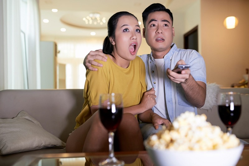 ilustrasi nonton film di rumah saat libur Tahun Baru 2026.