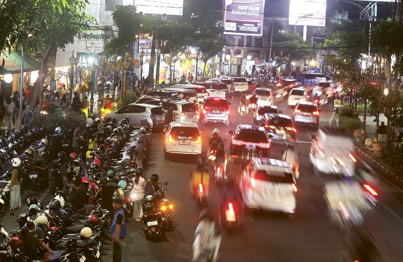 AGAR LEBIH TERTATA: Mulai 7 Januari 2026 nanti, semua pengendara motor dilarang parkir di bahu Jalan Basuki Rahmat. Pengunjung bakal diarahkan parkir ke gedung baru milik pemkot.