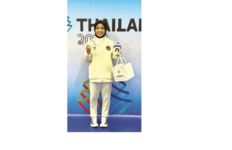 AREK TUMPANG: Mutiara Ayuningtias menunjukkan medali perak SEA Games 2025 dari nomor gulat gaya bebas putri kelas 53 kilogram.