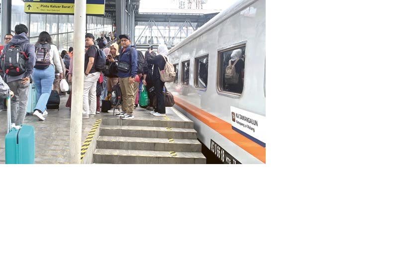 ANIMO TINGGI: Kepadatan penumpang terjadi di Stasiun Malang, kemarin. Jumlah penumpang meningkat 3,7 persen.