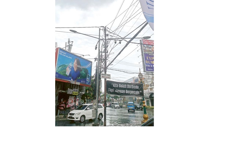 BAKAL DITERTIBKAN: Kabel semrawut di Perempatan Radjabally jadi problem yang belum terurai dalam beberapa tahun terakhir. Kalangan legislatif tengah menyusun dokumen usulan Perda-nya untuk menertibkan