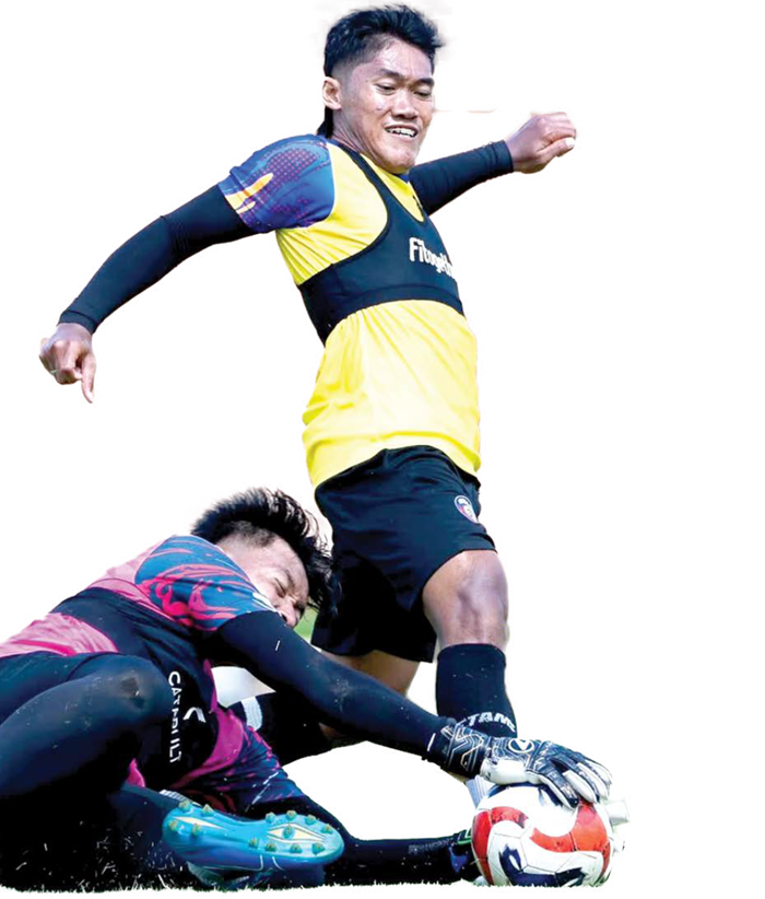 PUNYA DAYA TARIK: Winger Arema FC Dwiki Mardiyanto (kanan) berusaha menjangkau bola dalam sesi latihan Arema FC di Dreams Football Pitch, beberapa waktu lalu.