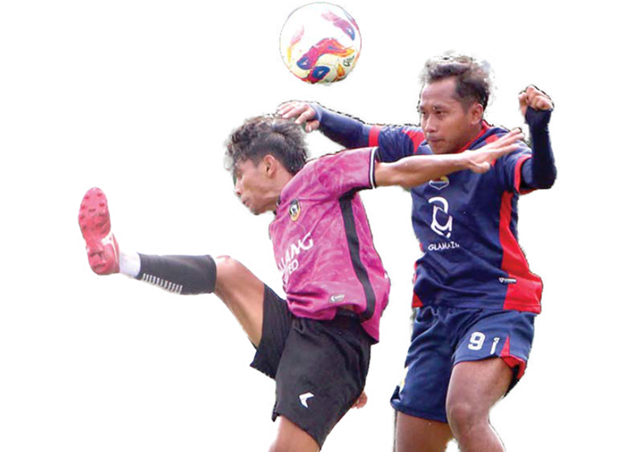 KEMBALI KE RUMAH: Pemain Persema Malang (kanan) melakukan duel udara dalam laga uji coba melawan Malang United di ARG Soccer Field Lawang, beberapa waktu lalu.