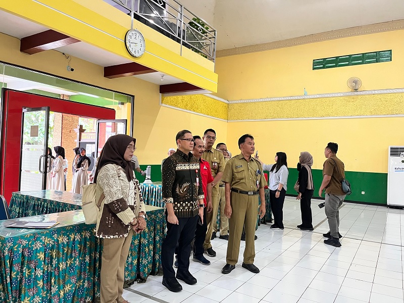 FOKUS : Kadispenprov Jatim Dr Aries Agung Paewai SSTP MM (tengah) meninjau langsung pembagian bantuan biaya pendidikan siswa prasejahtera di SMKN 1 Singosari, Selasa (30/12).