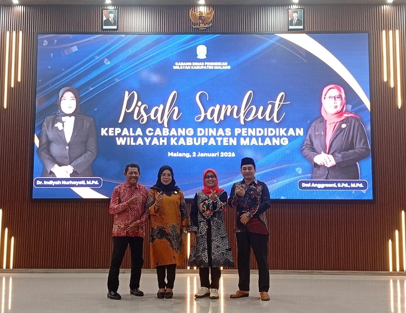 TONGKAT ESTAFET : Kebersamaan Dr Indiyah Nurhayati MPd (dua dari kiri) dengan Kepala Cabdindik Wilayah Kabupaten Malang Dwi Anggraeni SPd MPd (dua dari kanan), Jumat (2/1).