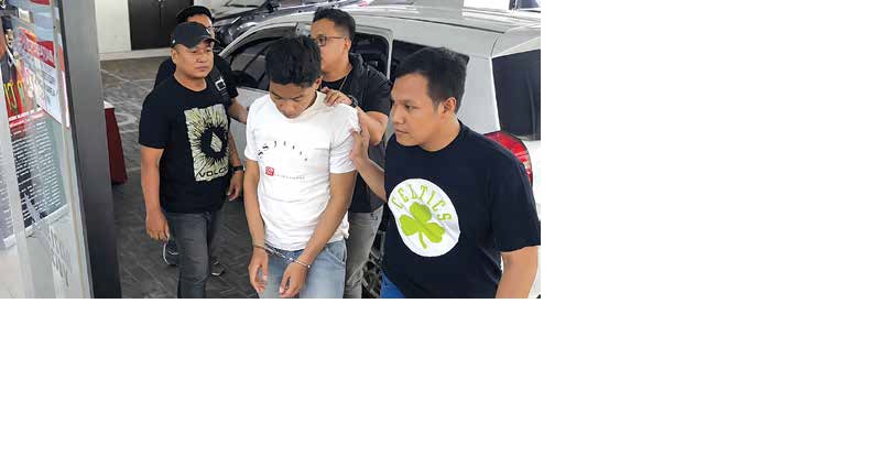 TERSANGKA BARU: Personel Polda Jatim menggiring pelaku perusakan rumah nenek Elina di Surabaya.