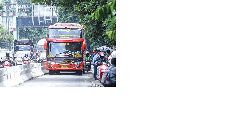 BANYAK CATATAN: Salah satu bus AKAP keluar dari Terminal Purabaya kemarin siang.