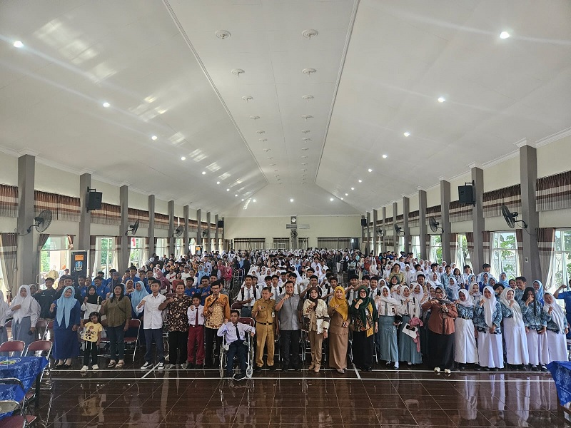 SINERGI : DPRD Komisi E Provinsi Jatim Dr Puguh Pamungkas (tengah) hadir langsung bersama 1.244 siswa penerima bantuan serta didik prasejahtera di SMAN 1 Bululawang.