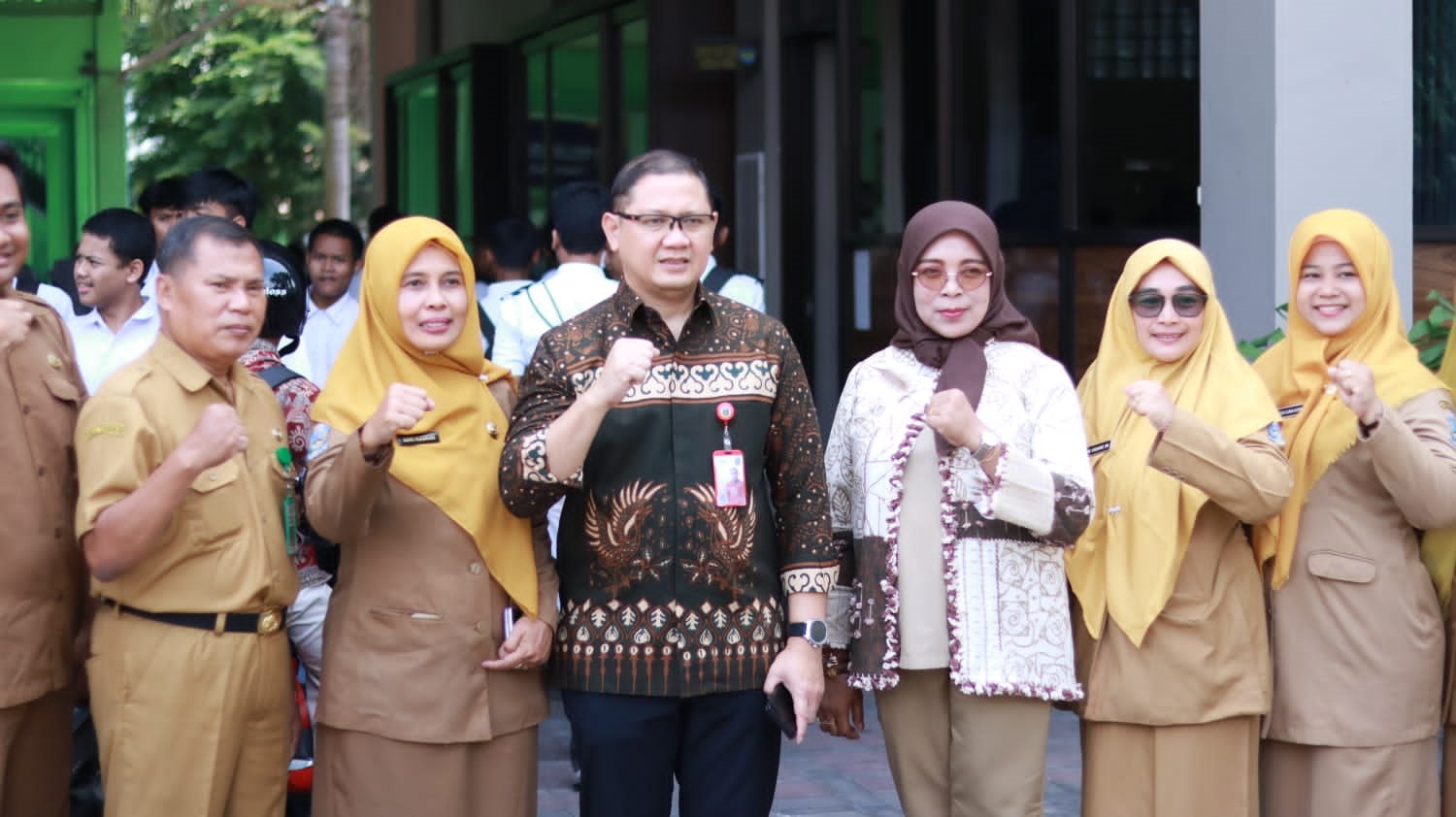 KOMPAK : Plt. Kepala Cabdindik Wilayah Kabupaten Malang Dr Indiyah Nurhayati MPd (dua dari kanan) dan Kepala Sekolah Hari Kusrini SPd MM (dua dari kiri) mendampingi Kadispenprov Jatim di SMAN 1